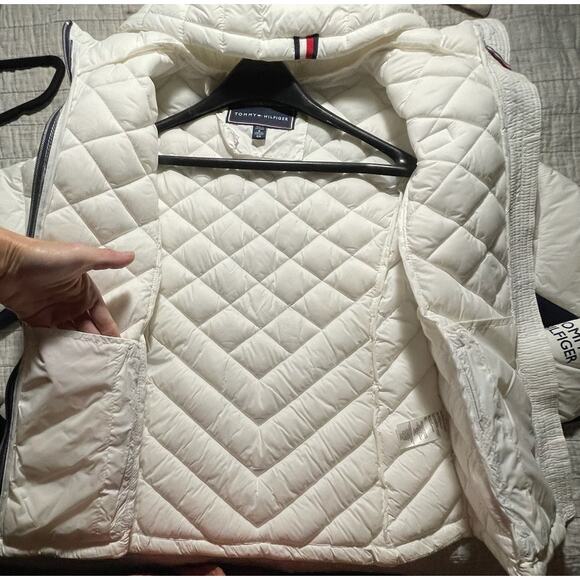 Tommy Hilfiger Women’s Puffer Jacket - S - White Quilted Hooded Logo Zipper -EUC - Picture 9 of 9